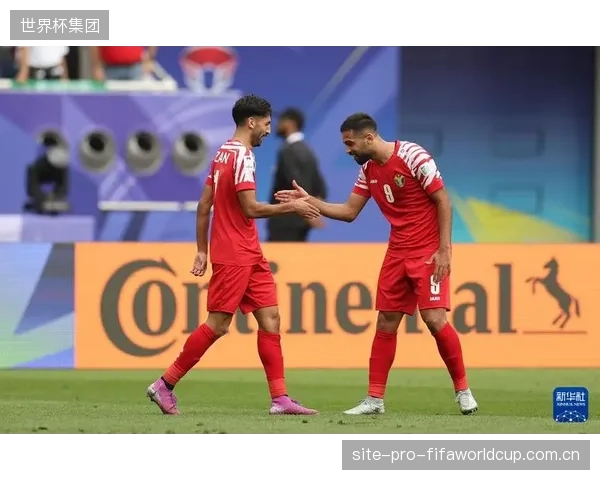 后卫亚赞不仅是防守屏障，他在定位球战术中的头球能力也是约旦队的重要得分手段。